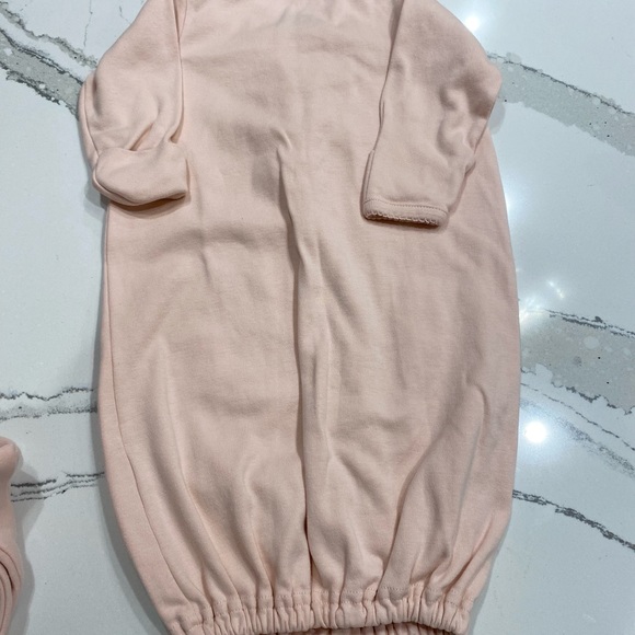 Giggle Organic Cotton Onesie w/ Two Hats size 0-6 months - Picture 2 of 6